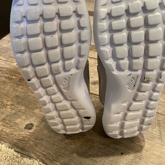Womens Nikes size 9 - Picture 2 of 4